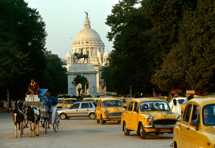 05_malaysiaairlines.kolkata.victoriamemorial.leoburnett.taxi.color.india.jpg